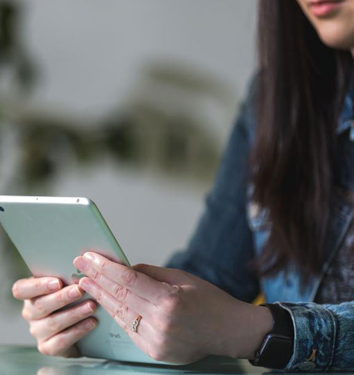nextory-pris Billede af person som lytter til Nextory via tablet